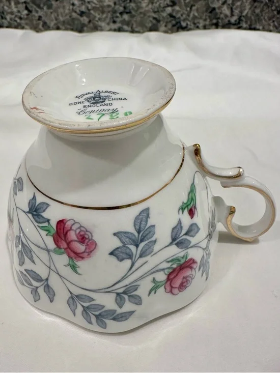 Vintage Royal Albert "Conway" Teacup and Saucer Set – Pink Roses, 22K Gold Trim - Picture 8 of 11